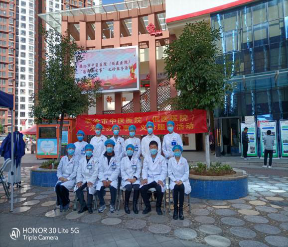 臨滄市中醫(yī)醫(yī)院深入社區(qū)開展“我為群眾辦實(shí)事、民族團(tuán)結(jié)緊相擁”