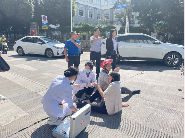 醫(yī)者仁心，冬日暖陽，在車禍瞬間閃耀——臨滄市中醫(yī)醫(yī)院急診科緊